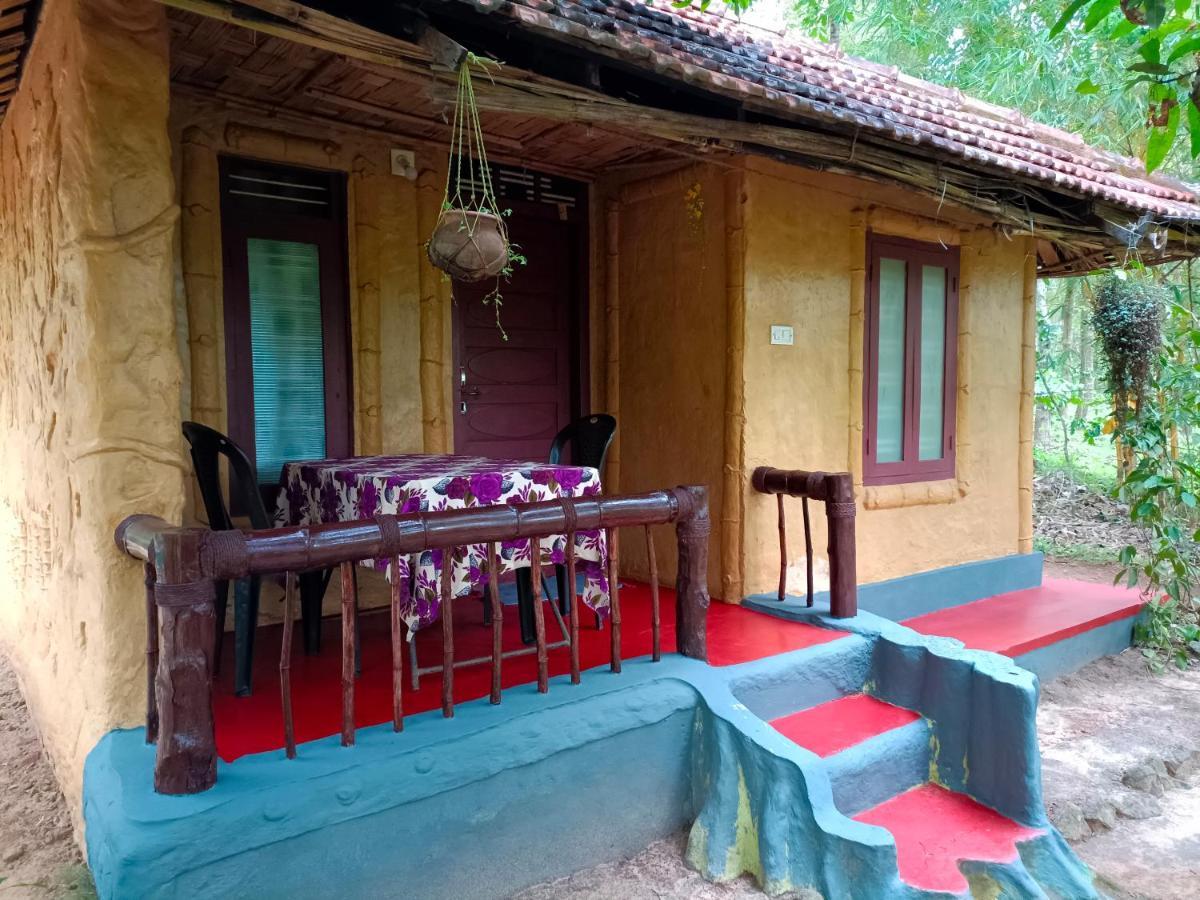 Greenways Tree House And Mud House Chegat Exterior photo