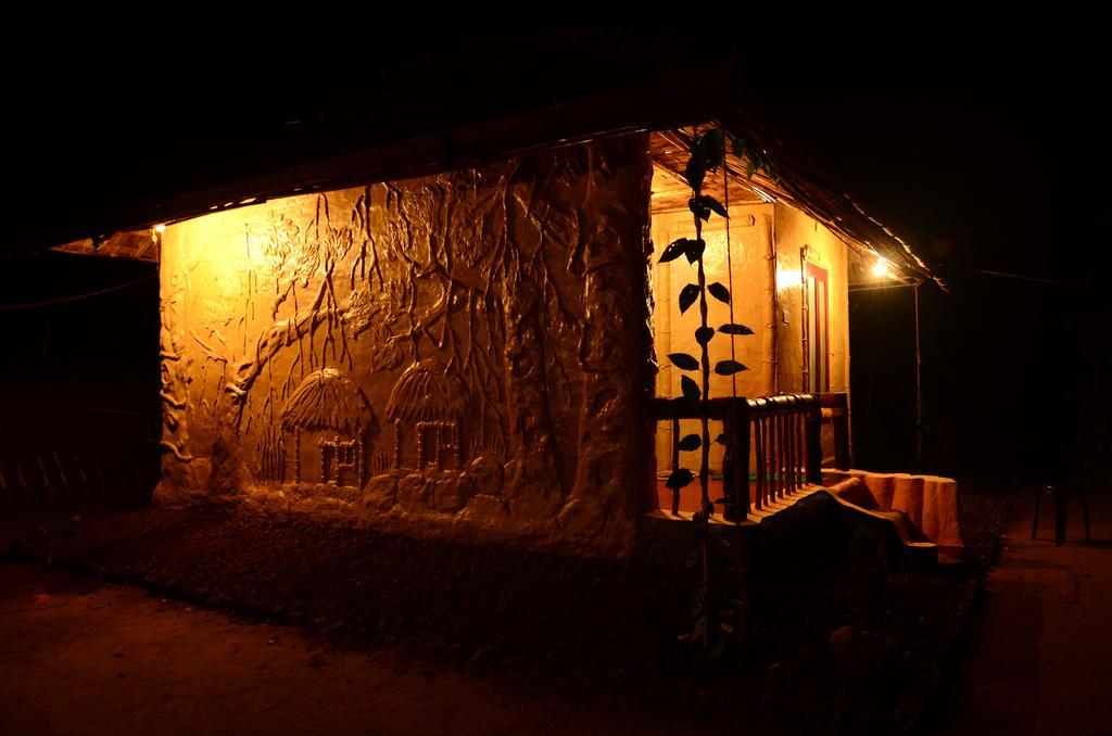 Greenways Tree House And Mud House Chegat Exterior photo